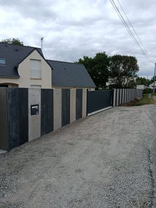 Clôture moderne en bois et béton avec portail coulissant gris