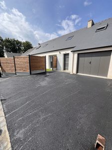 Allée en bitume récente devant une maison avec garage