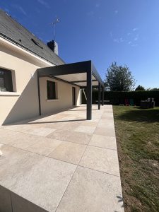 Terrasse carrelée devant une maison de campagne