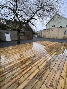 Terrasse en bois devant une maison avec un arbre